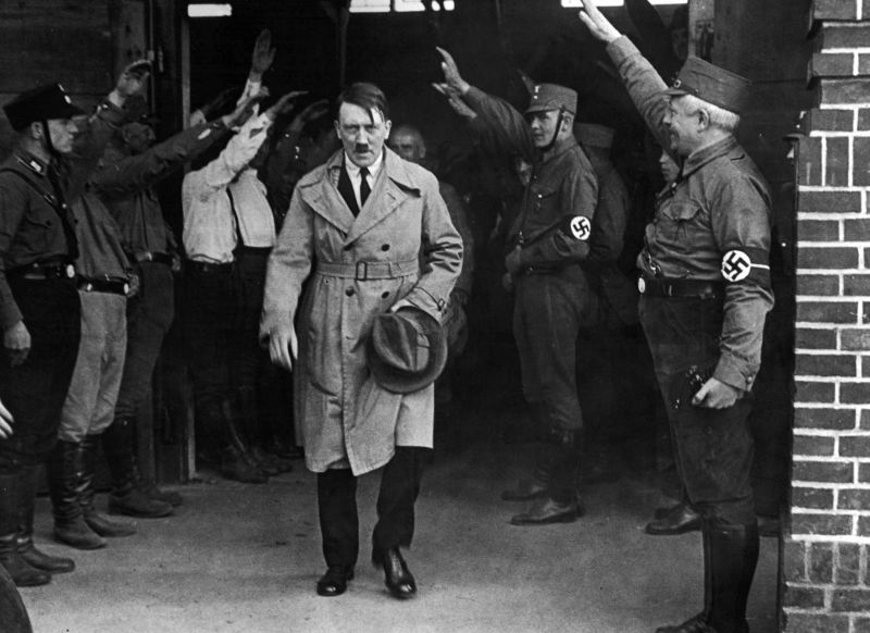 Illustration for article titled Los dientes de Hitler, softporn en YouTube, el botón secreto de los aviones. Lo mejor de la semana